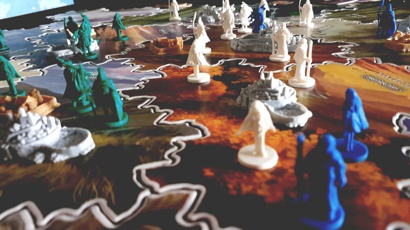 Inis: conflicto celta con tres condiciones de victoria simultáneas y el area control más tenso en caja pequeña