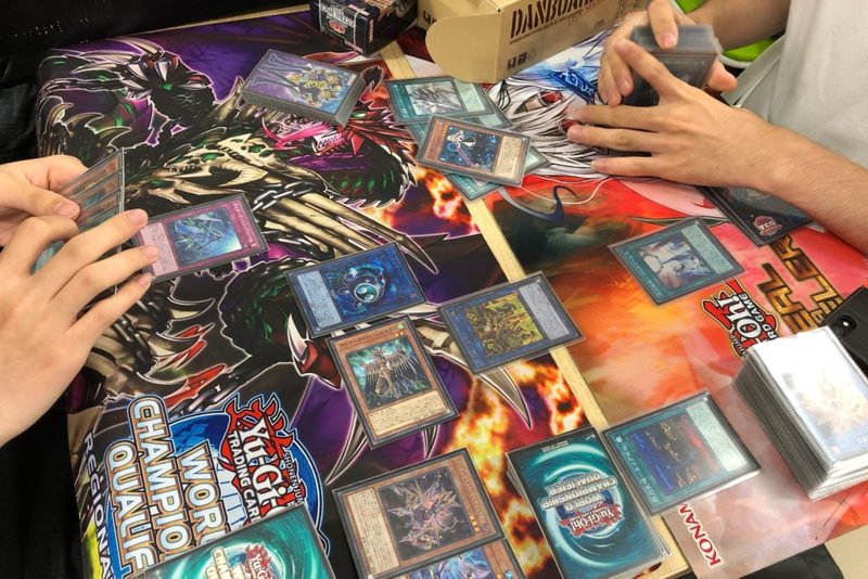 Por qué los juegos de cartas coleccionables enganchan más de lo que el juego justifica