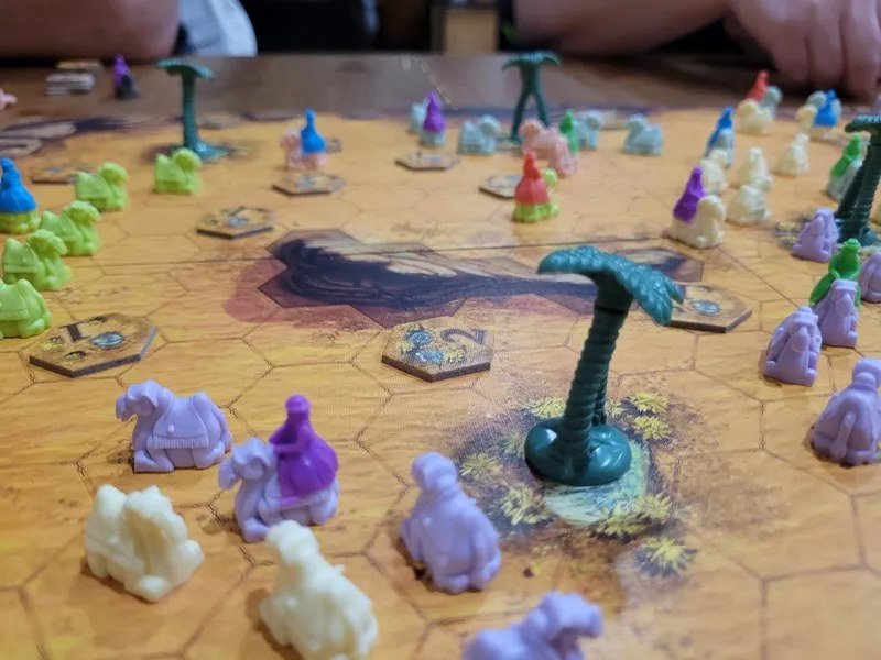 Through the Desert: caravanas de camellos de colores que no pueden cruzarse y el abstracto de Knizia más elegante en formato de 45 minutos