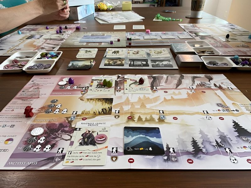 Wyrmspan: el motor de cartas con dragones que mejora a Wingspan en lo que Wingspan tenía pendiente