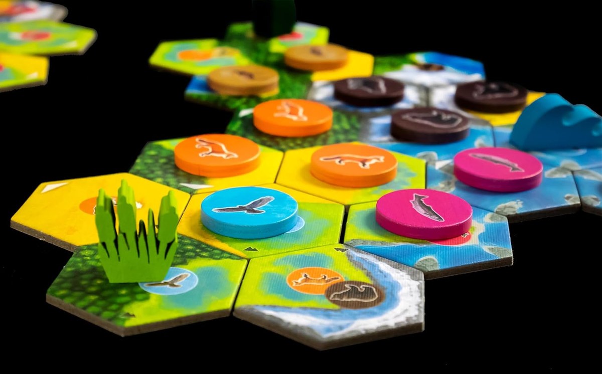 Cascadia: Hitos — la expansión que añade objetivos de hábitat, escala a seis jugadores y se queda en la caja para siempre